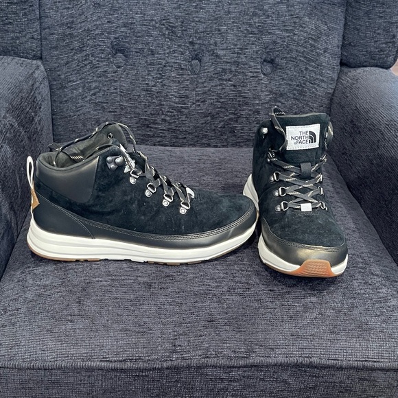 The North Face Women's Black and White Suede Boots. - Picture 5 of 6